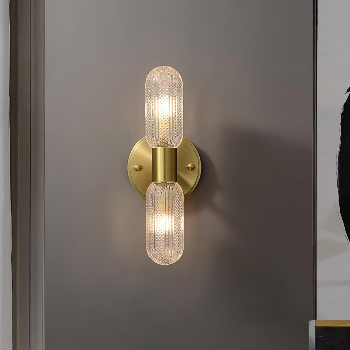 Eira væglampe med dobbelt lys, messing og struktureret glas