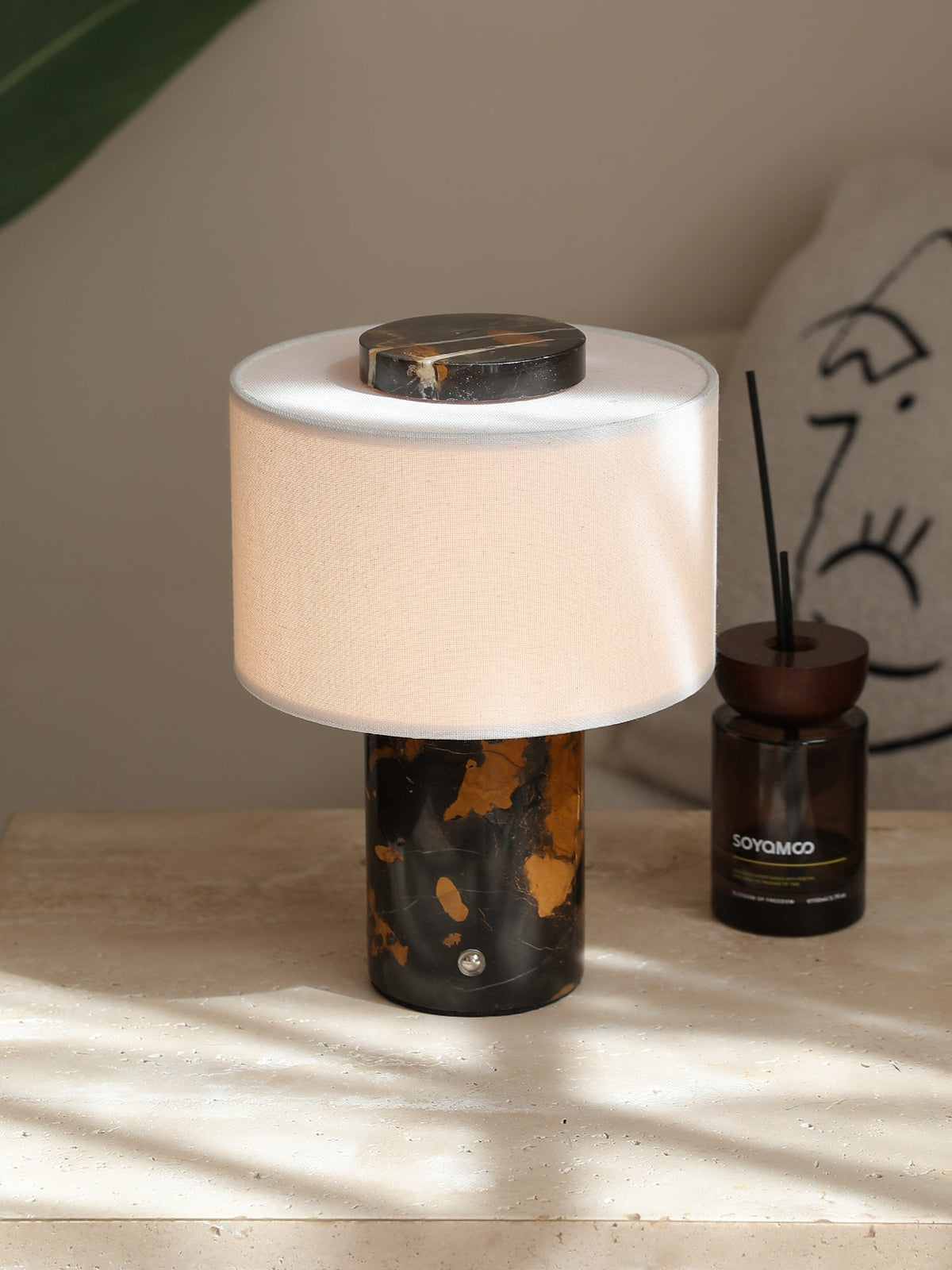 Candeeiro de mesa Kalvy cilíndrico em mármore travertino