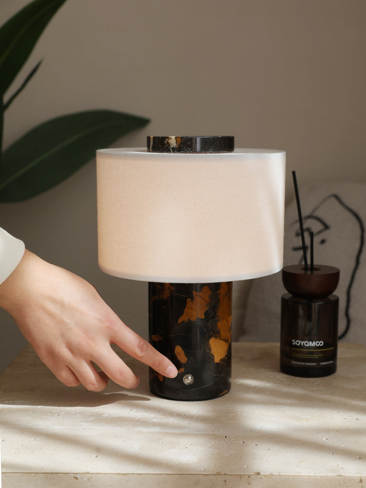 Candeeiro de mesa Kalvy cilíndrico em mármore travertino