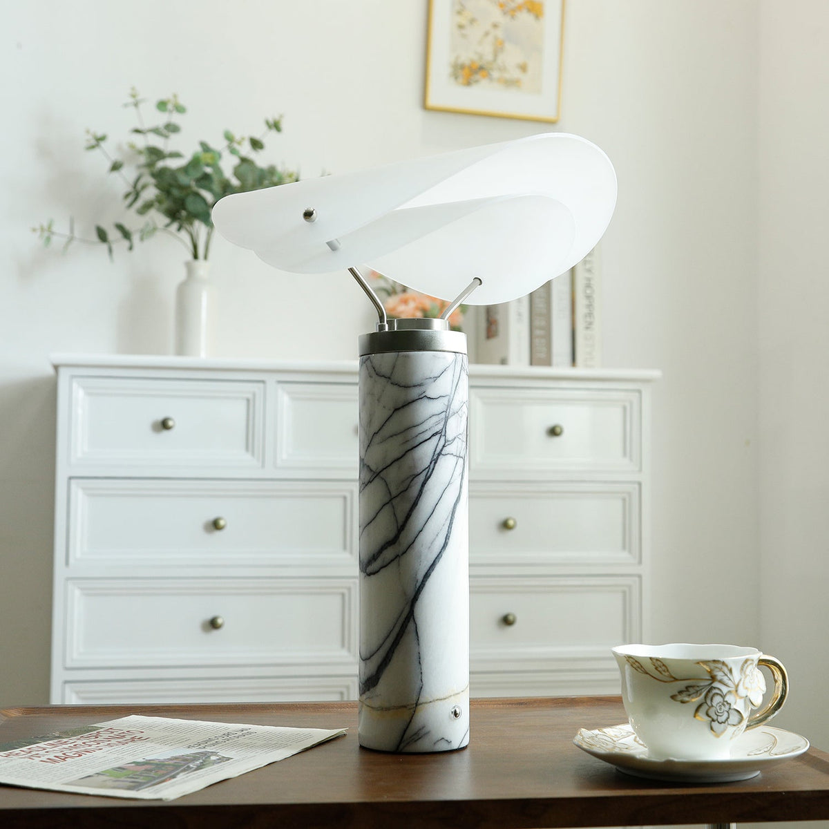 Inorielis skulptural bordslampa i travertin