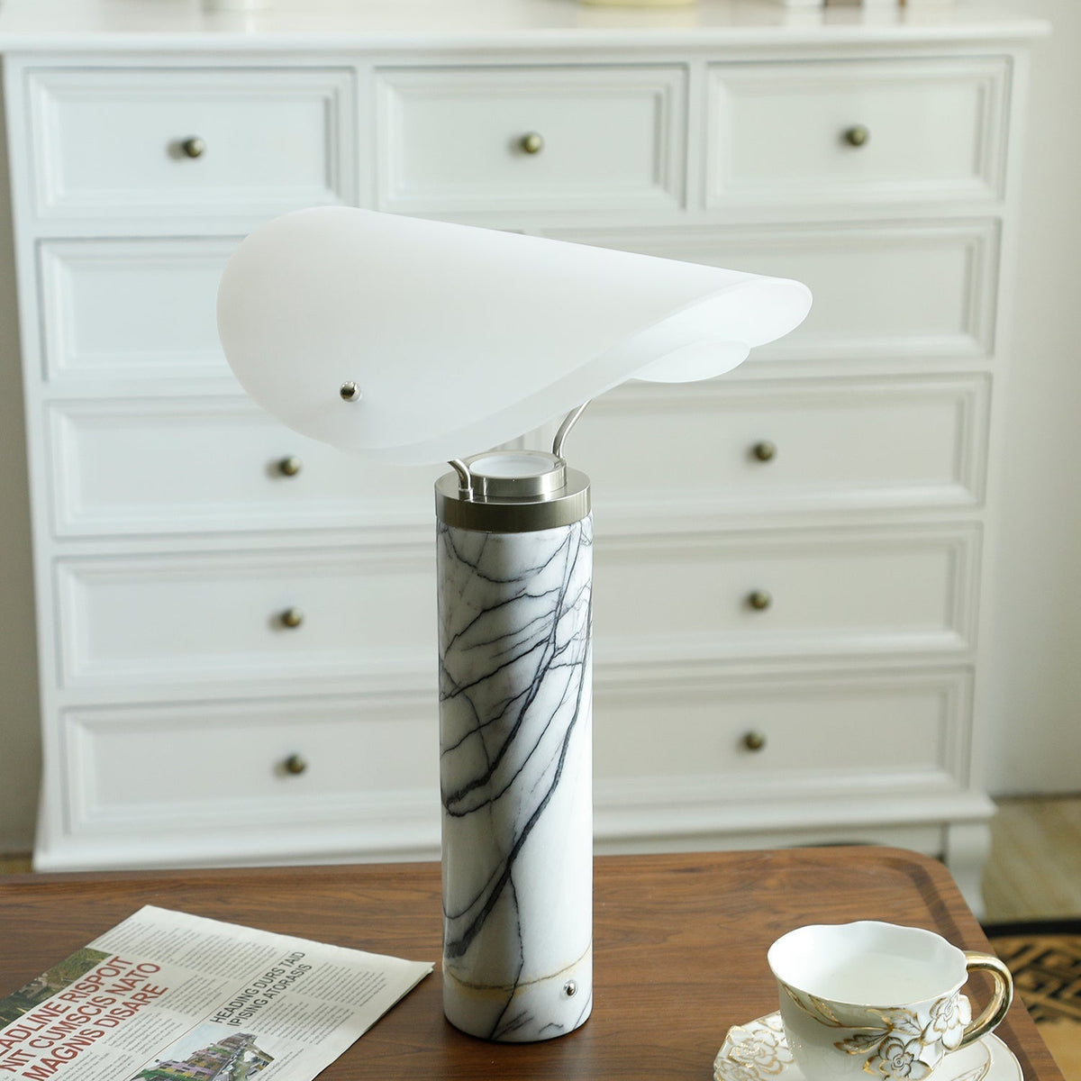 Inorielis skulptural bordslampa i travertin