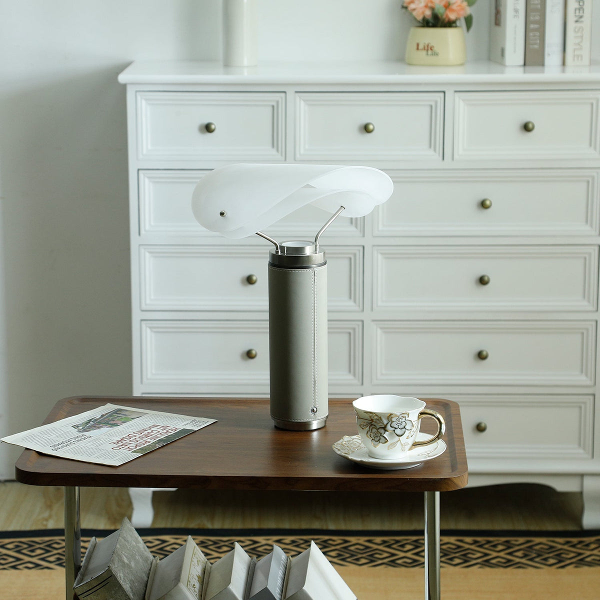 Inorielis skulptural bordslampa i travertin