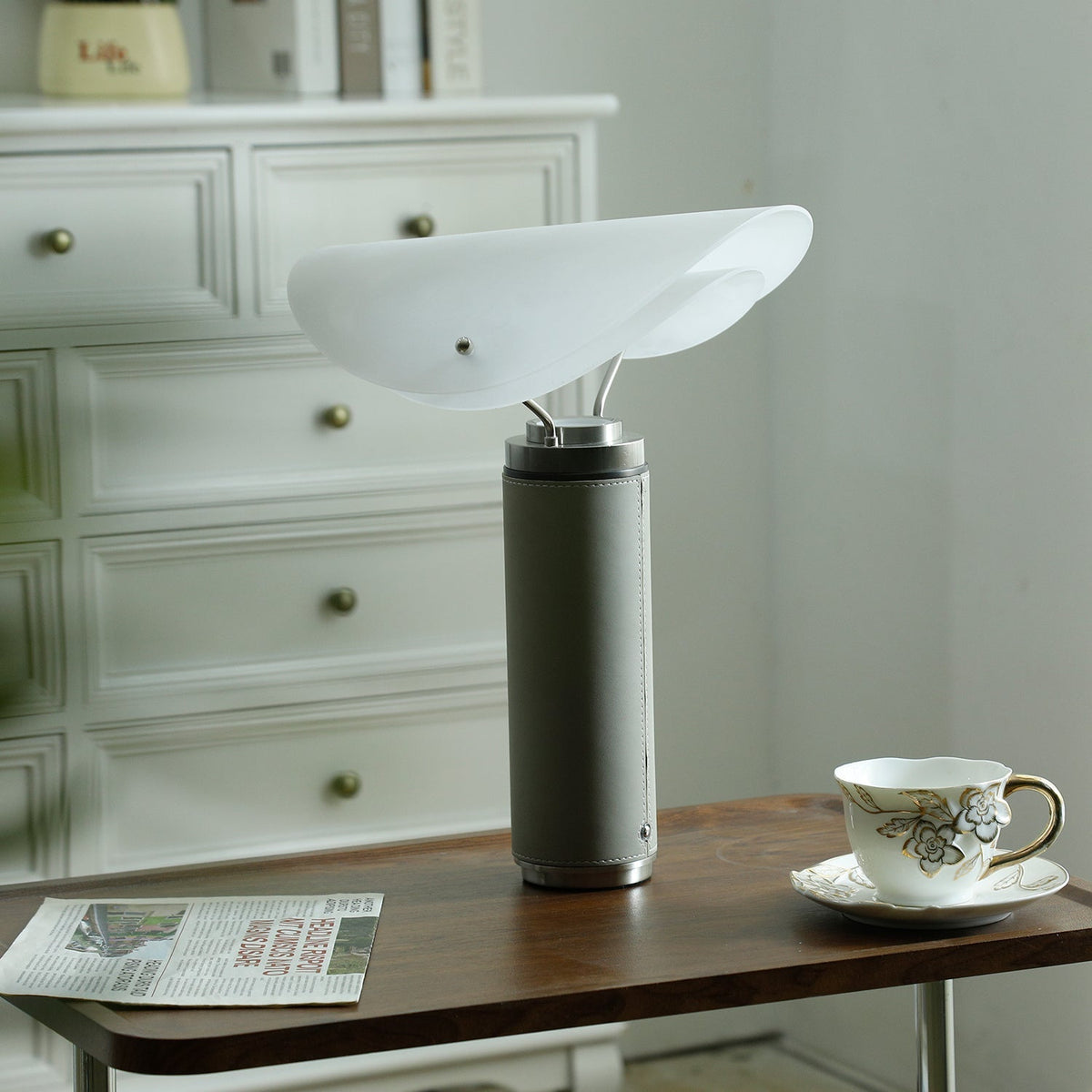 Inorielis skulptural bordslampa i travertin