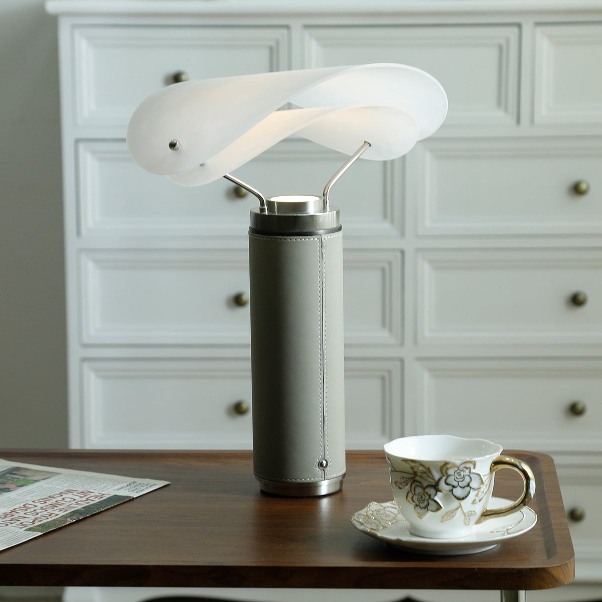 Inorielis skulptural bordslampa i travertin