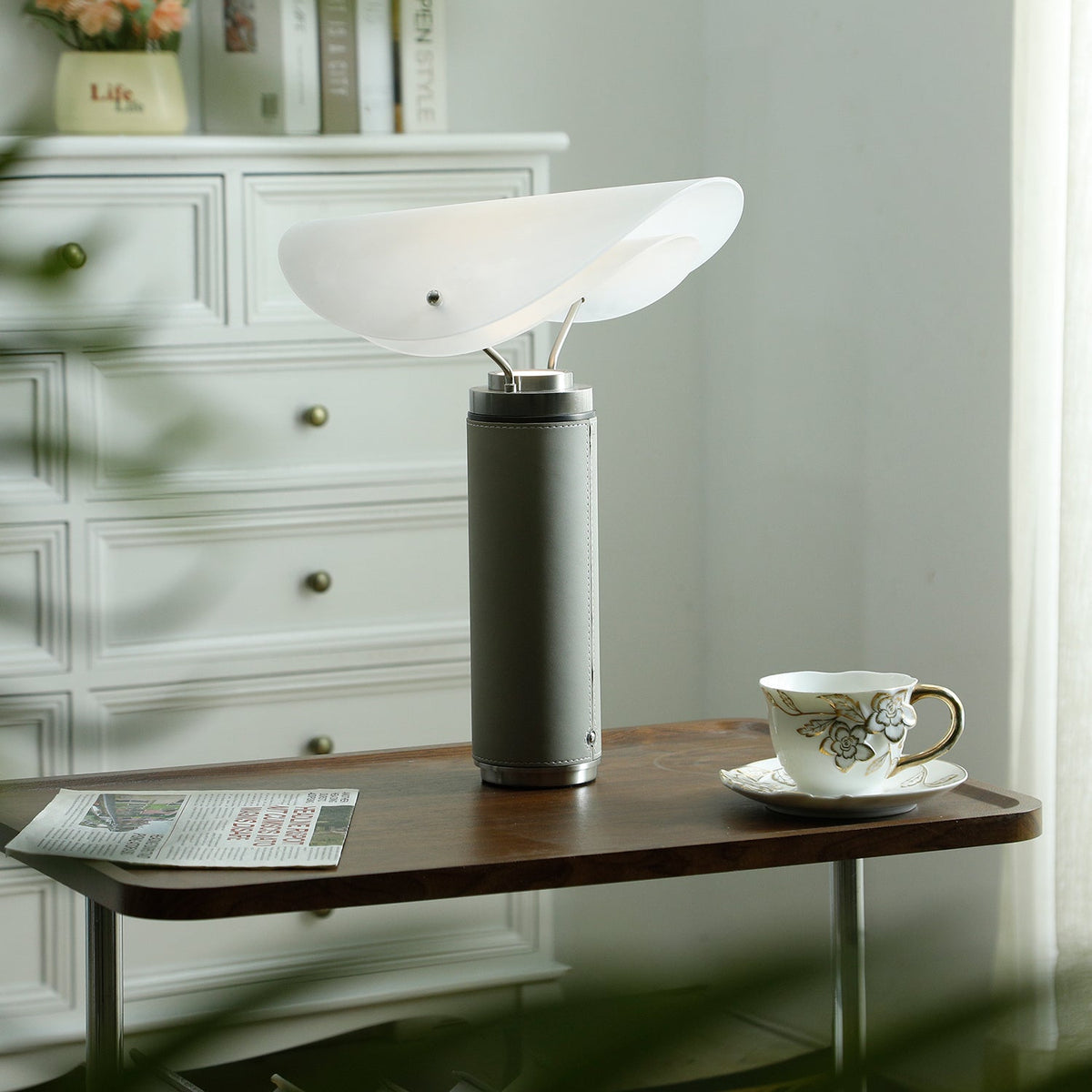 Inorielis skulptural bordslampa i travertin