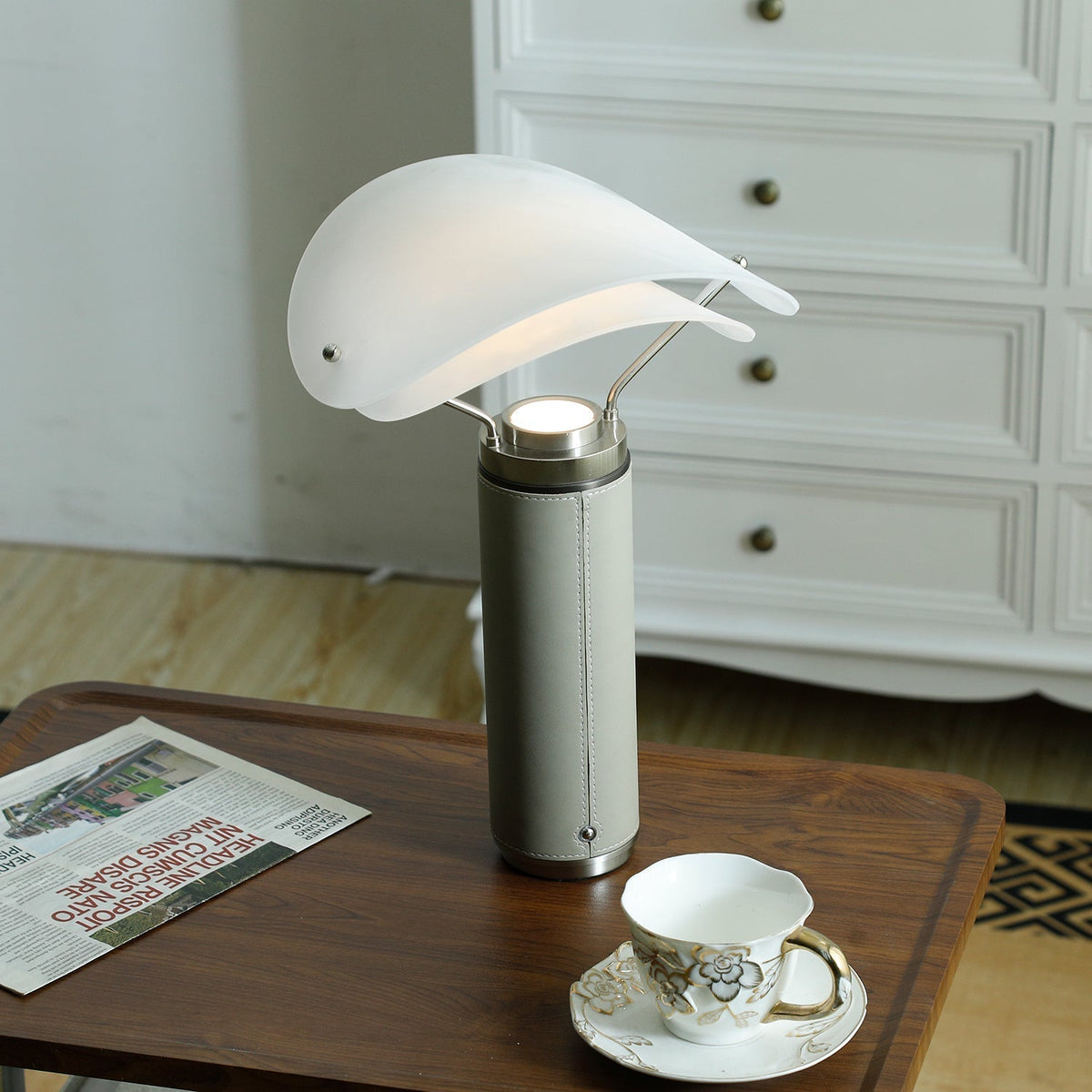 Inorielis skulptural bordslampa i travertin
