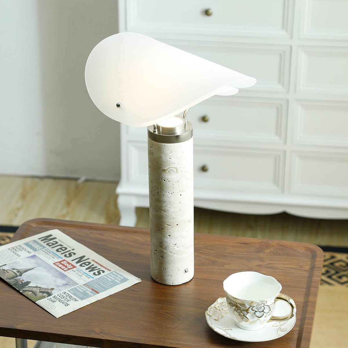 Inorielis skulptural bordslampa i travertin