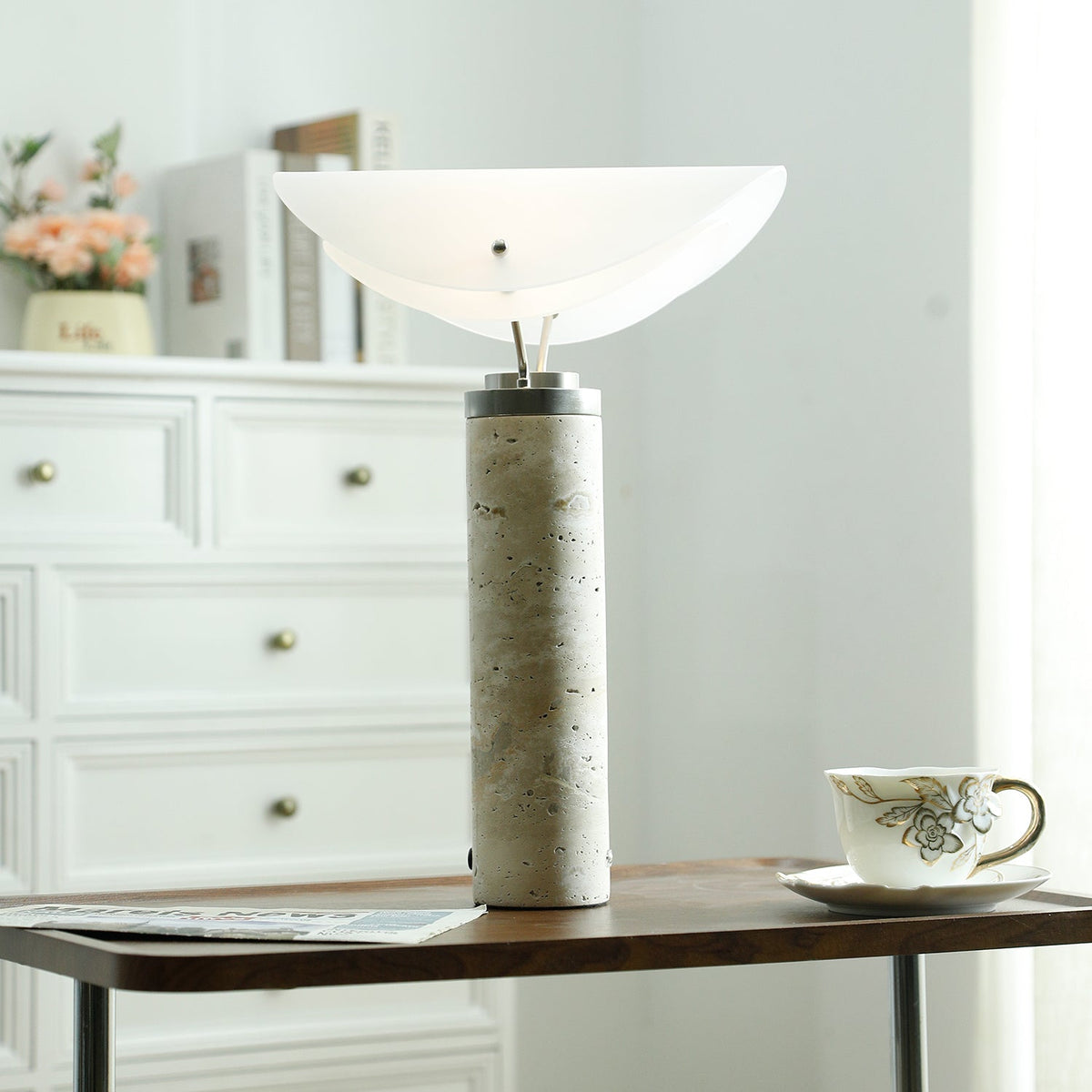Inorielis skulptural bordslampa i travertin