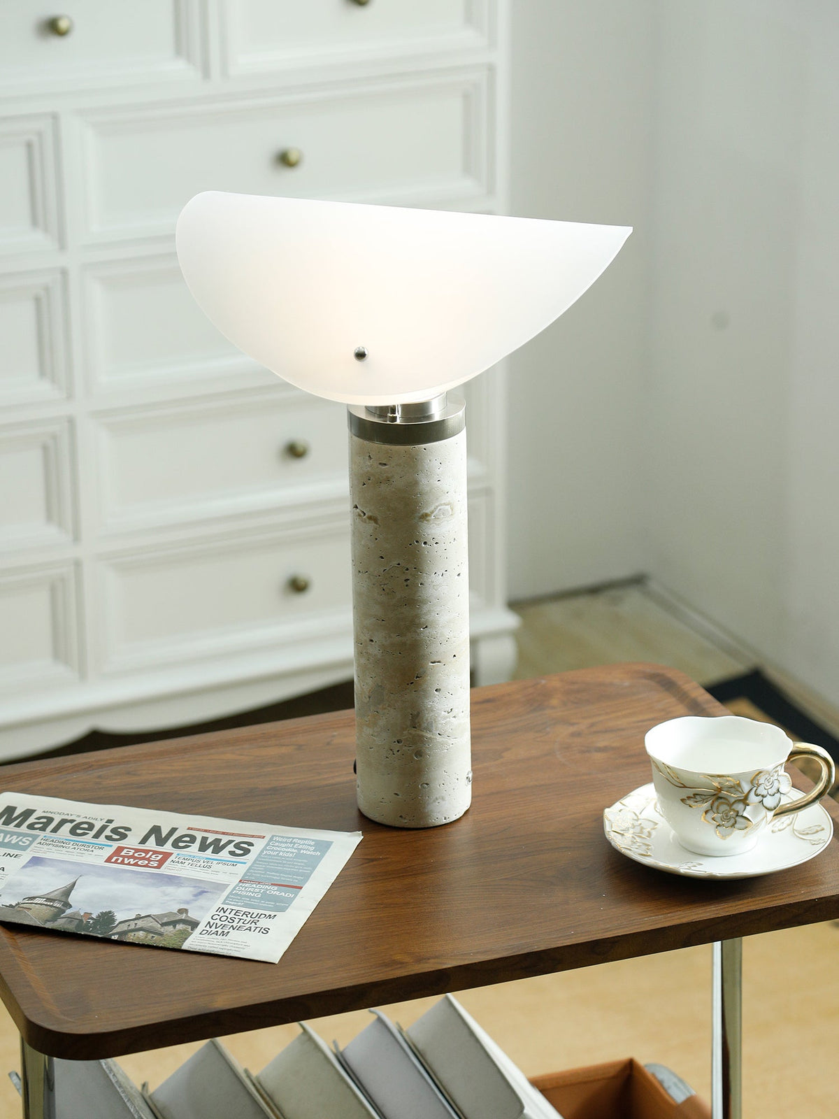 Inorielis skulptural bordslampa i travertin