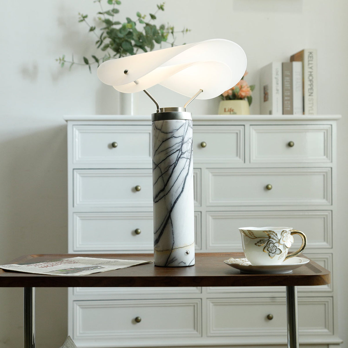 Inorielis skulptural bordslampa i travertin