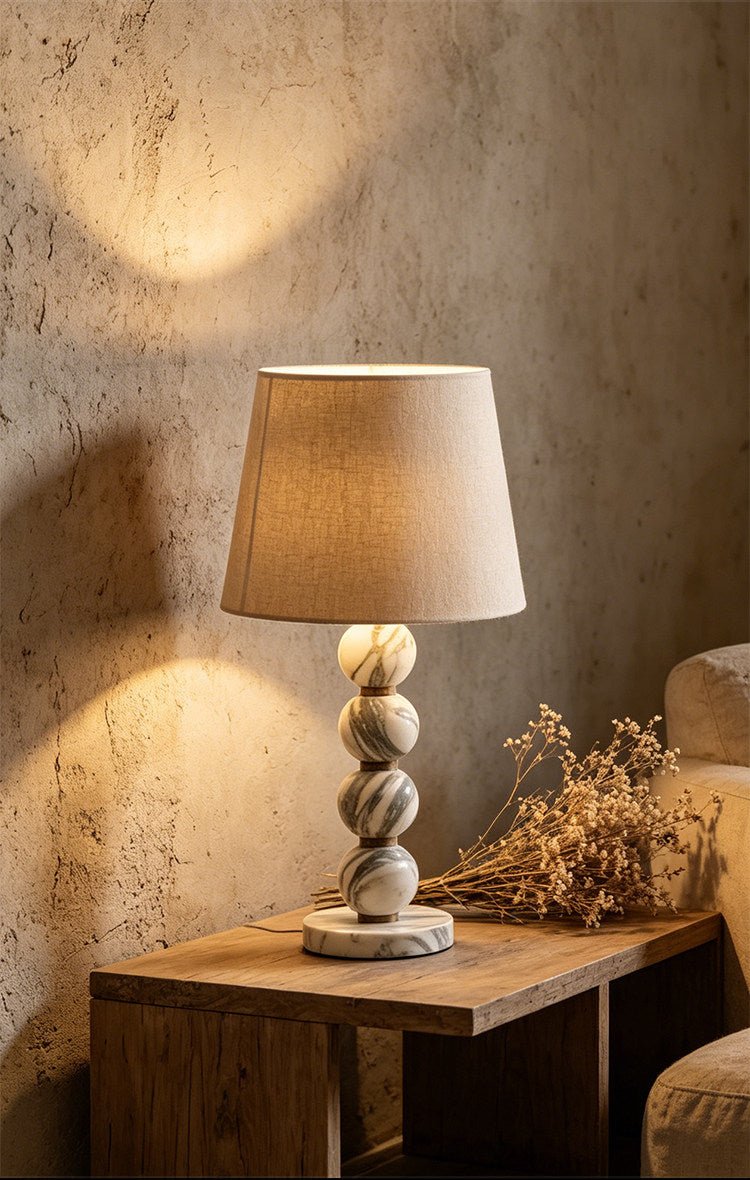 Avrielle kugleformet marmorbordlampe