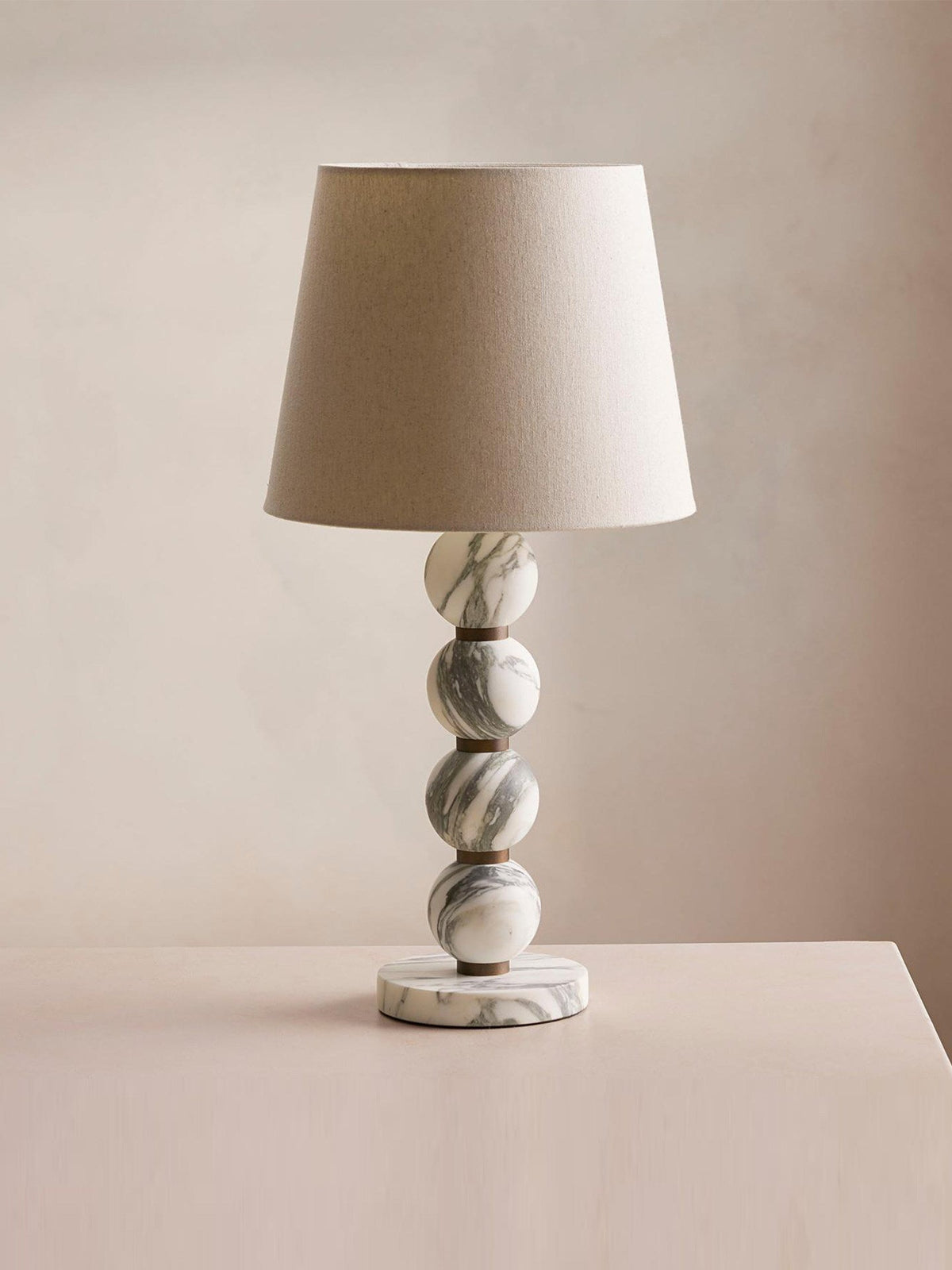 Avrielle kugleformet marmorbordlampe