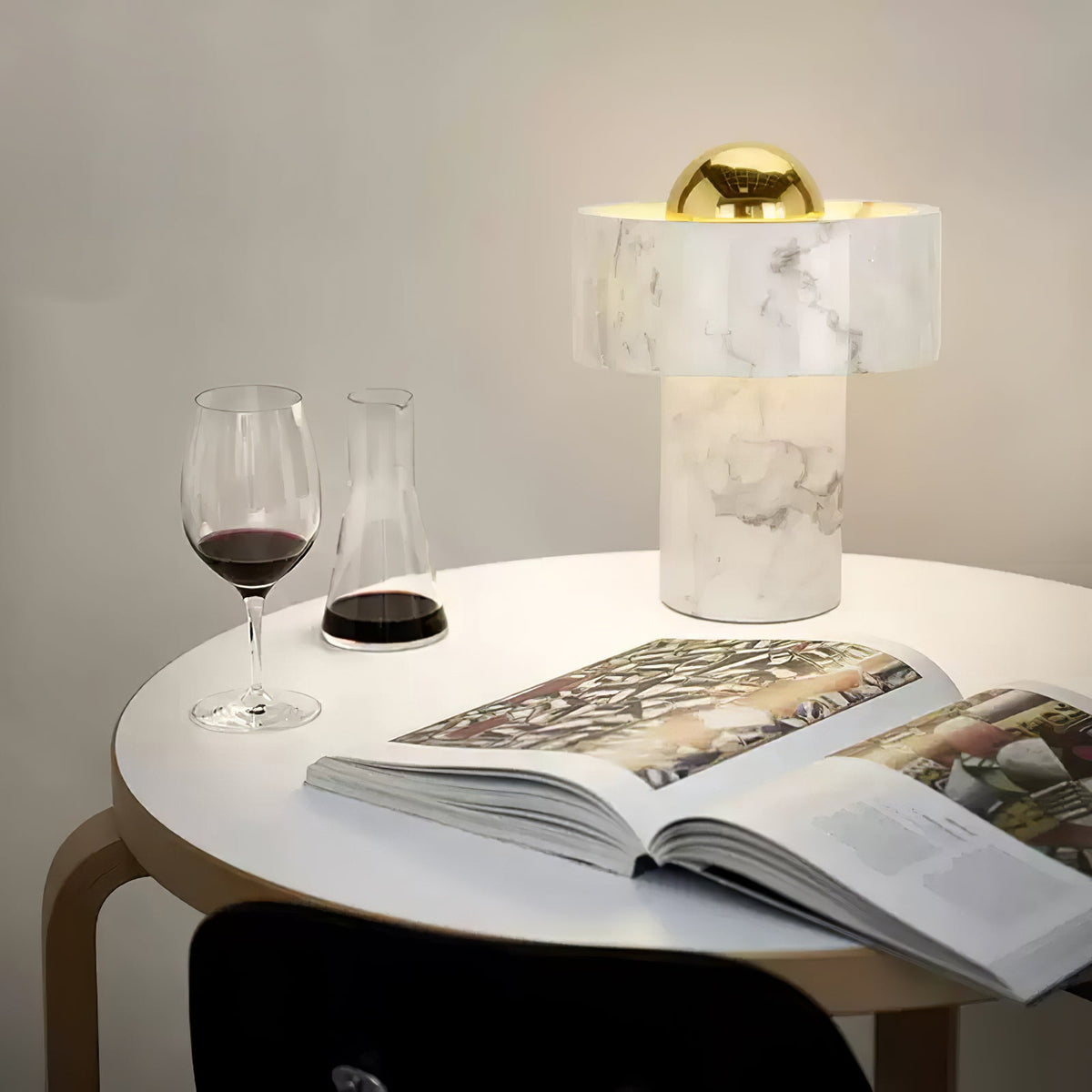 Petoaine bordslampa med marmoraura