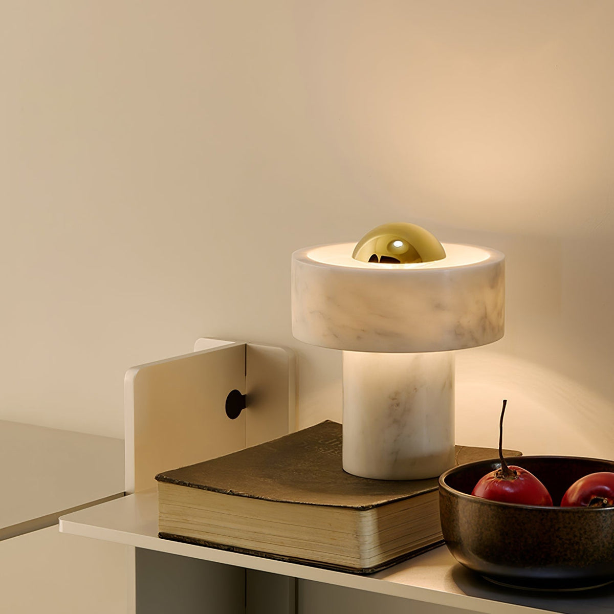 Petoaine bordslampa med marmoraura