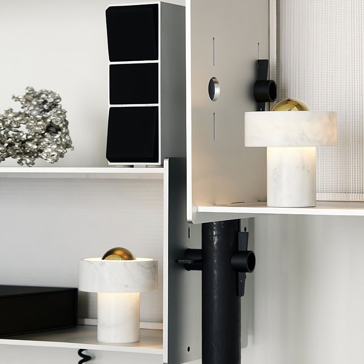 Petoaine bordslampa med marmoraura
