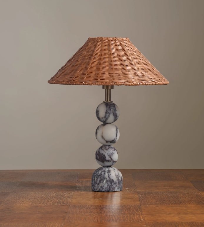 Canarora bordslampa med marmorklot och rotting