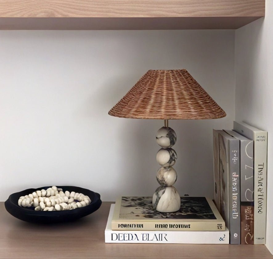 Canarora bordslampa med marmorklot och rotting