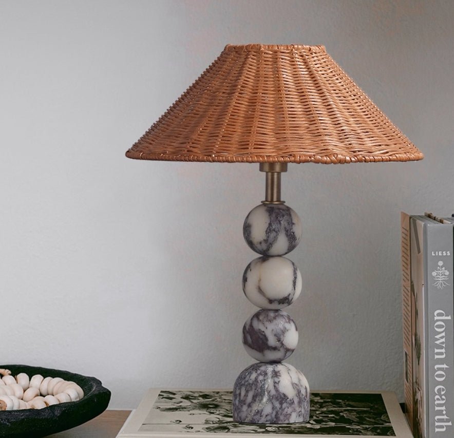 Canarora bordslampa med marmorklot och rotting