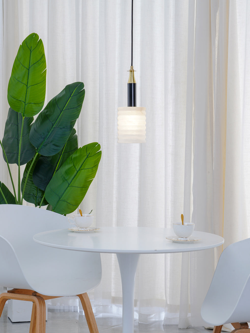 Alabasterpendellampa med räfflad cylinder
