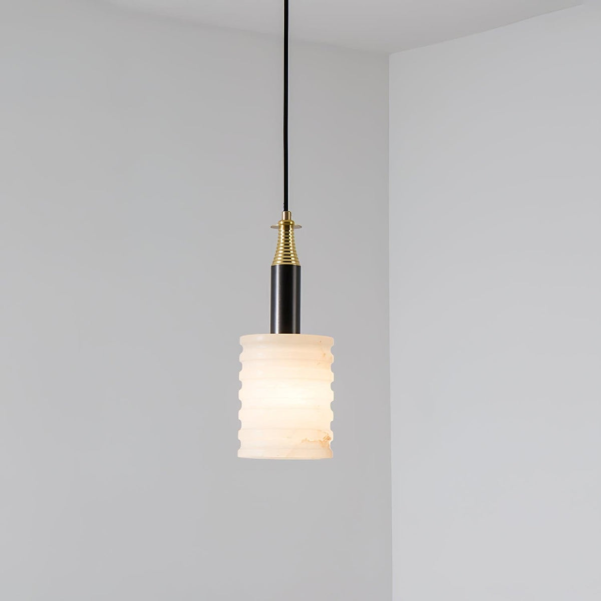 Alabasterpendellampa med räfflad cylinder