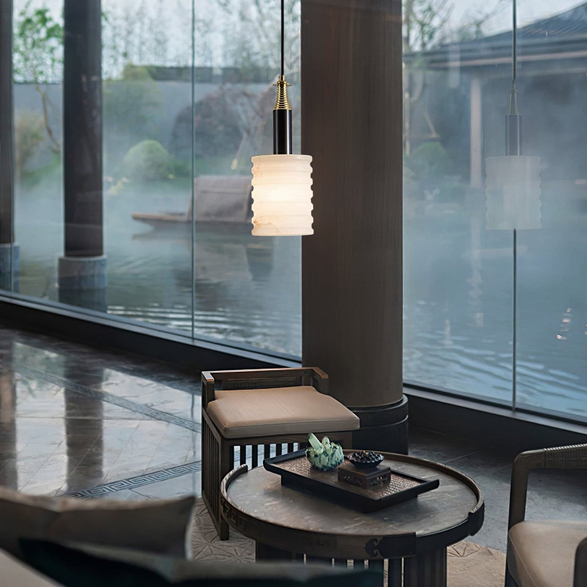 Alabasterpendellampa med räfflad cylinder