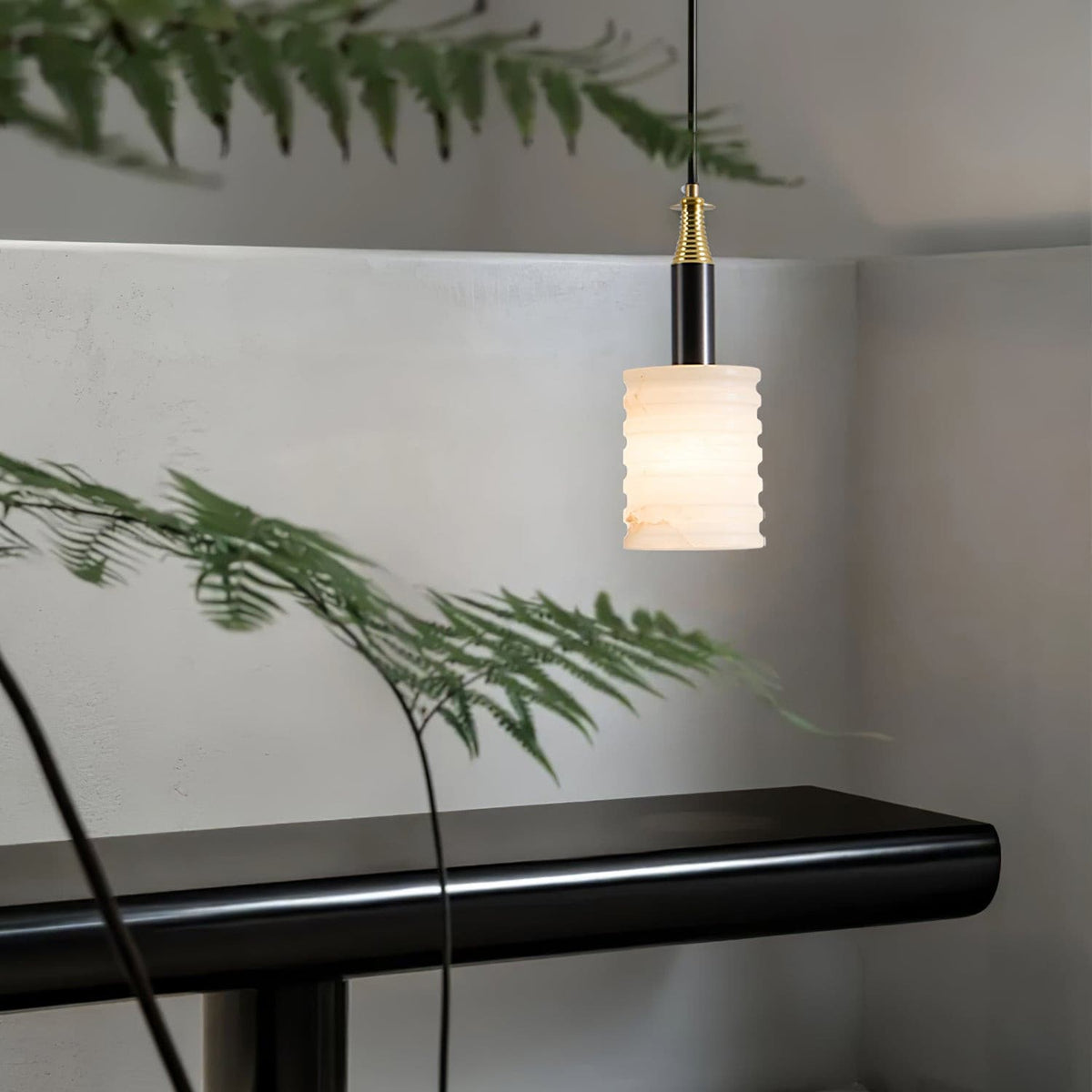 Alabasterpendellampa med räfflad cylinder