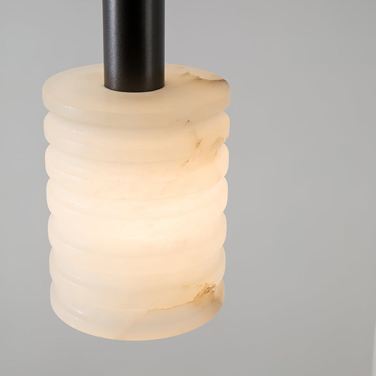 Alabasterpendellampa med räfflad cylinder