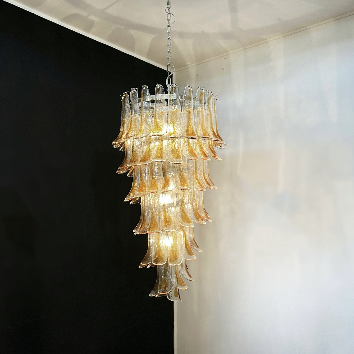 Eirinira lysekrone med lagdelte, kaskadeformede kronblade i gyldent Murano-glas
