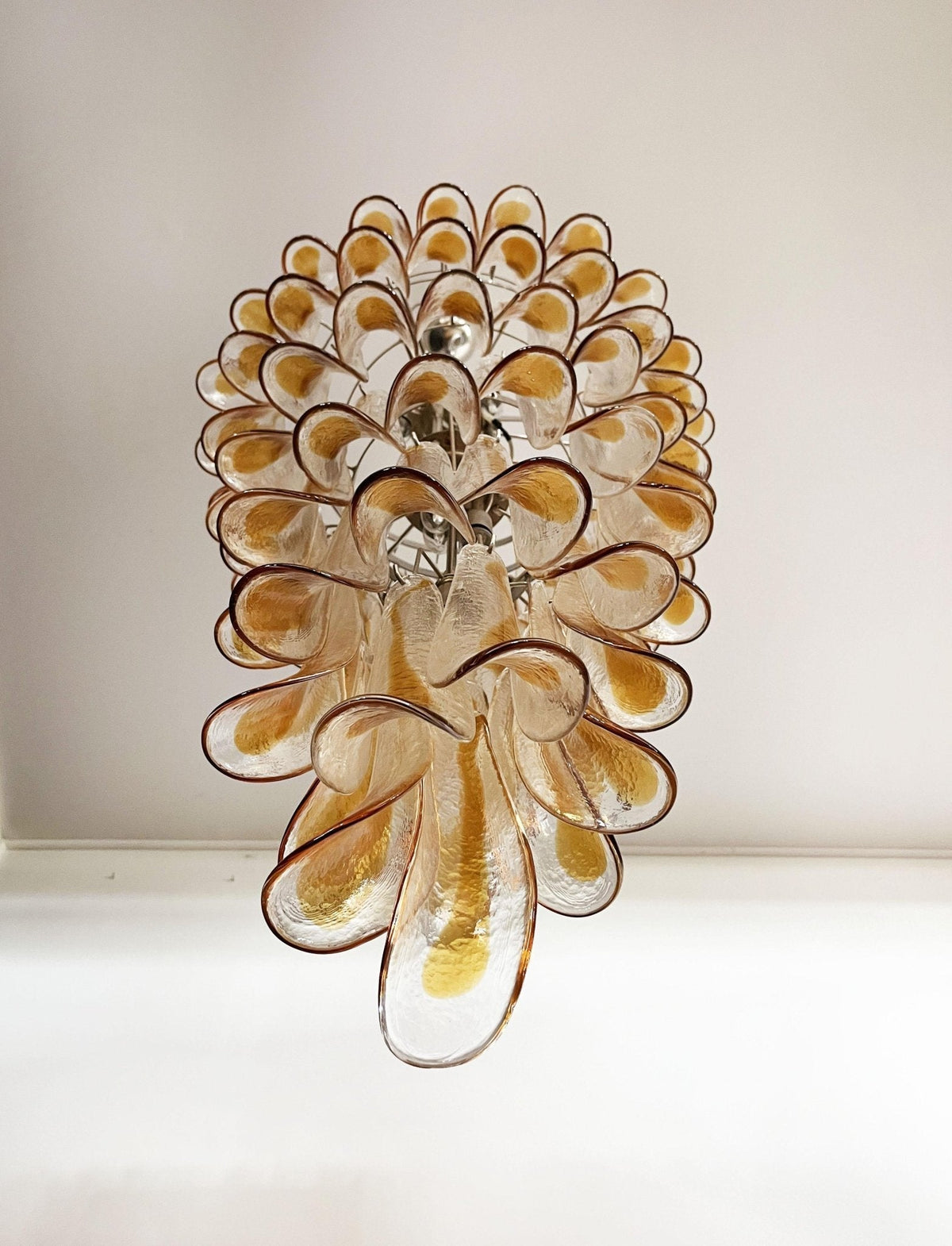 Eirinira lysekrone med lagdelte, kaskadeformede kronblade i gyldent Murano-glas