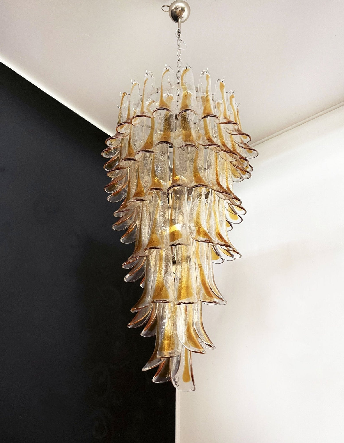 Eirinira lysekrone med lagdelte, kaskadeformede kronblade i gyldent Murano-glas