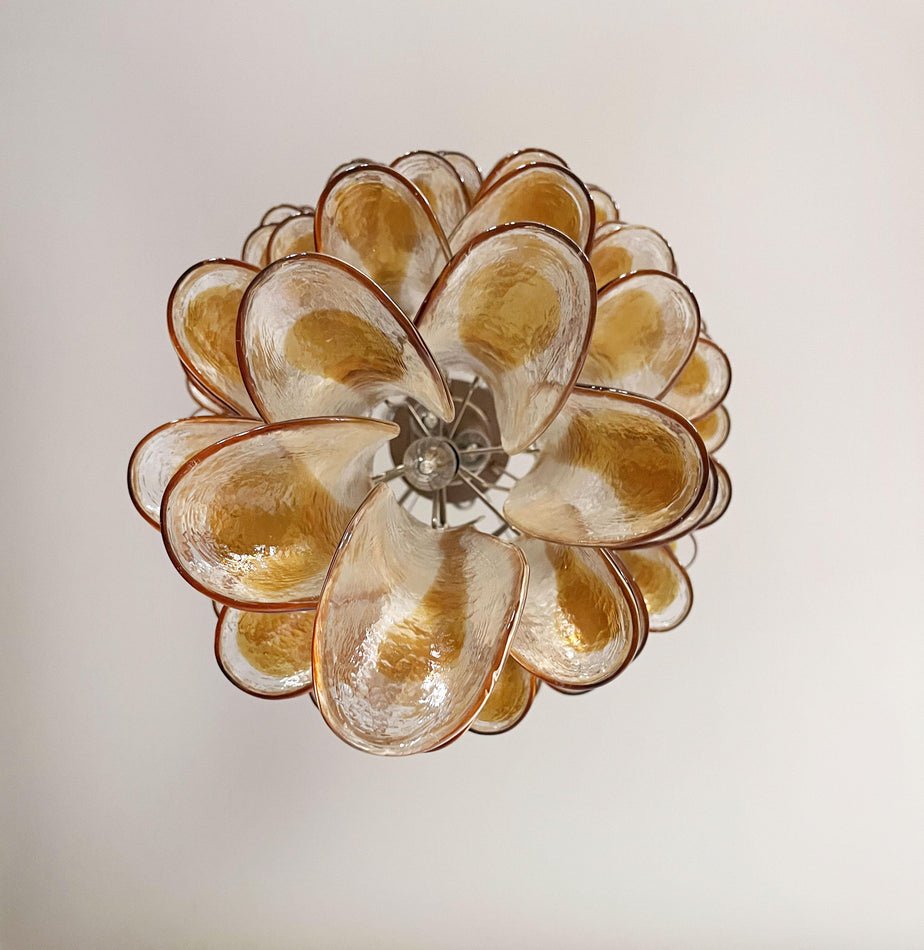 Eirinira lysekrone med lagdelte, kaskadeformede kronblade i gyldent Murano-glas