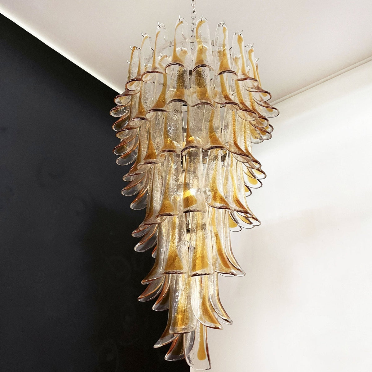 Eirinira lysekrone med lagdelte, kaskadeformede kronblade i gyldent Murano-glas