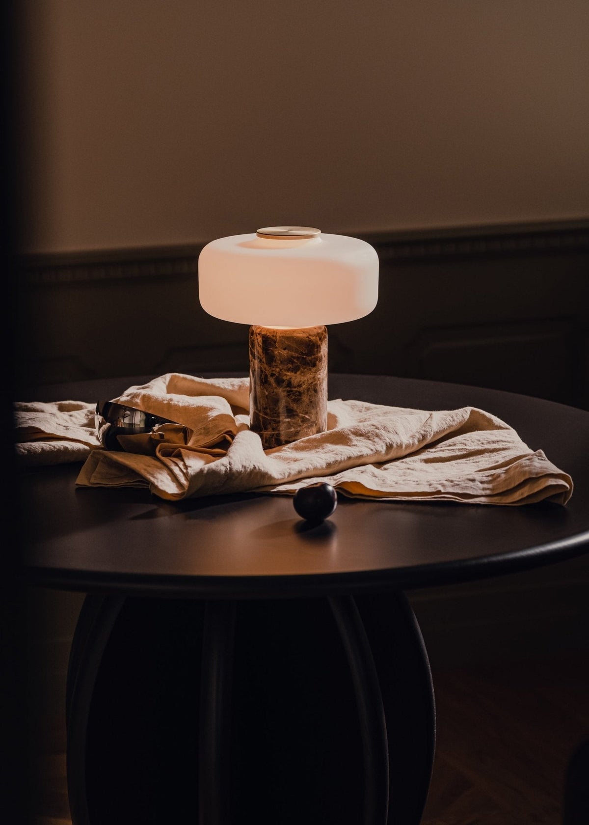 Cima genopladelig marmorbordlampe