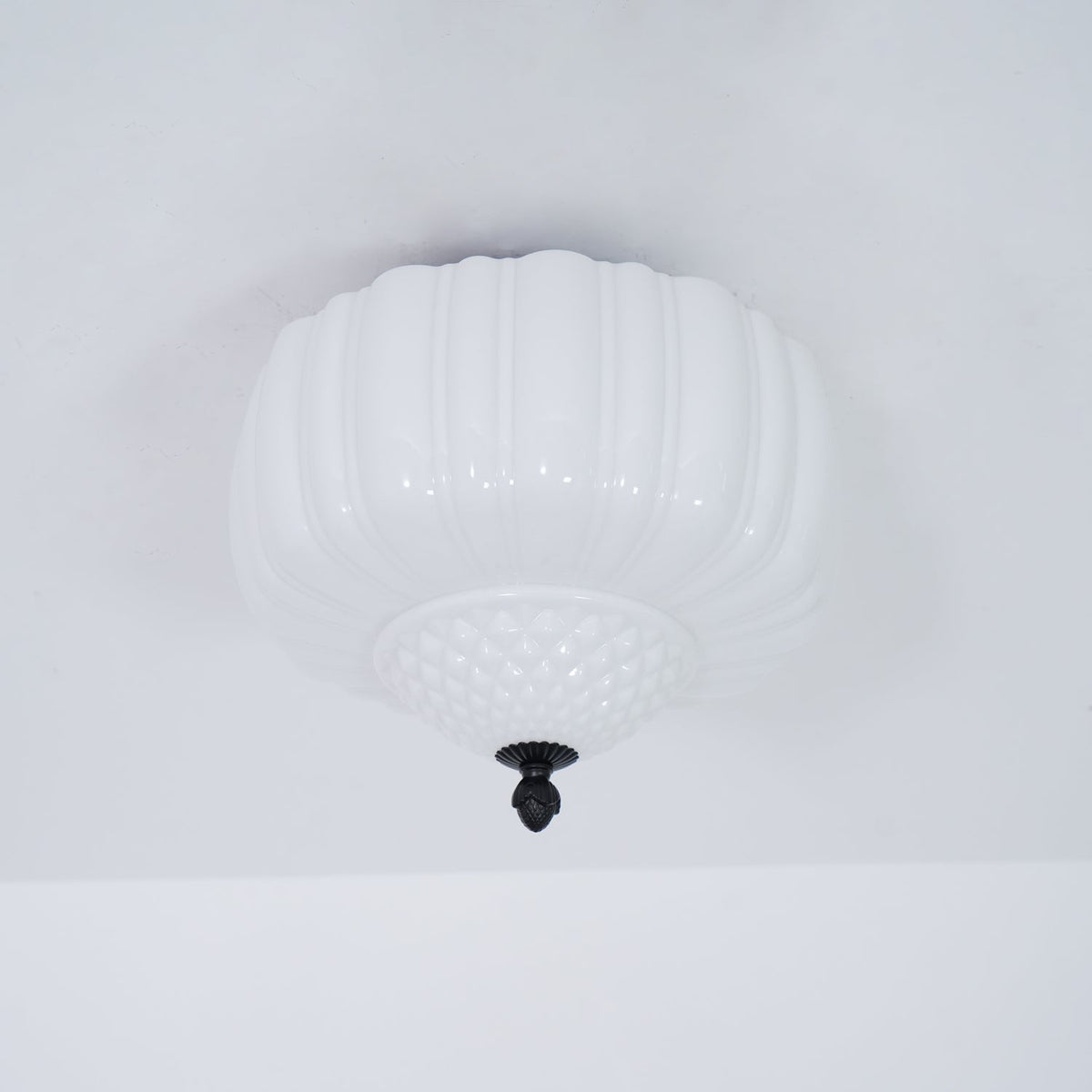 Candeeiro de teto Aveny com cúpula canelada em vidro opalino, vintage