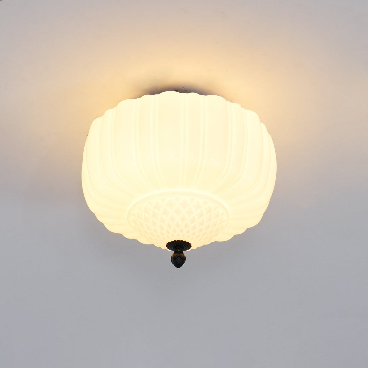 Candeeiro de teto Aveny com cúpula canelada em vidro opalino, vintage