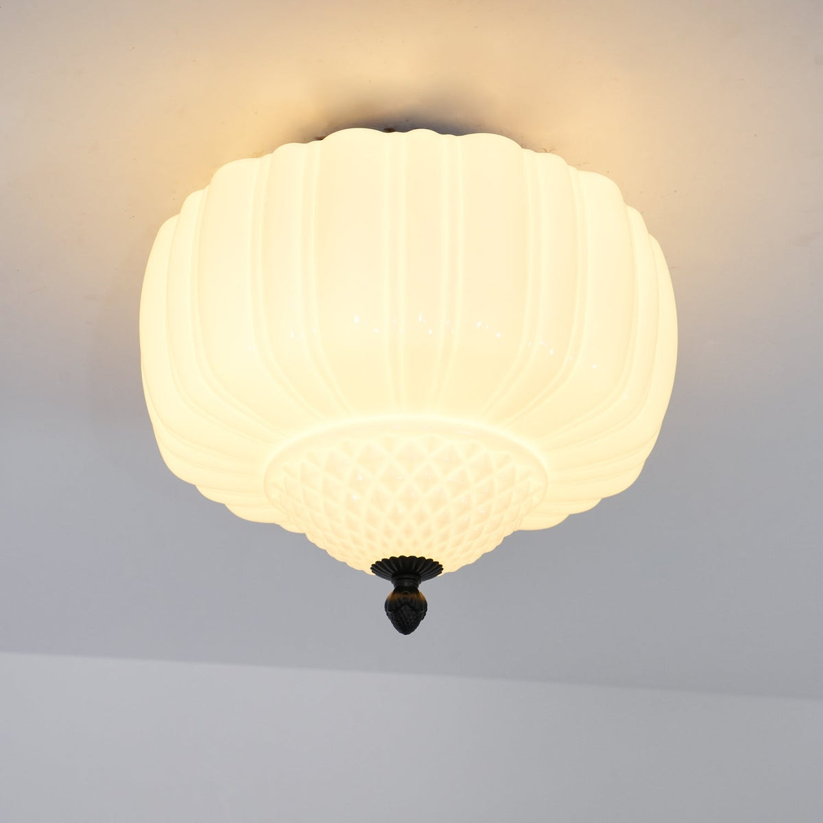 Candeeiro de teto Aveny com cúpula canelada em vidro opalino, vintage