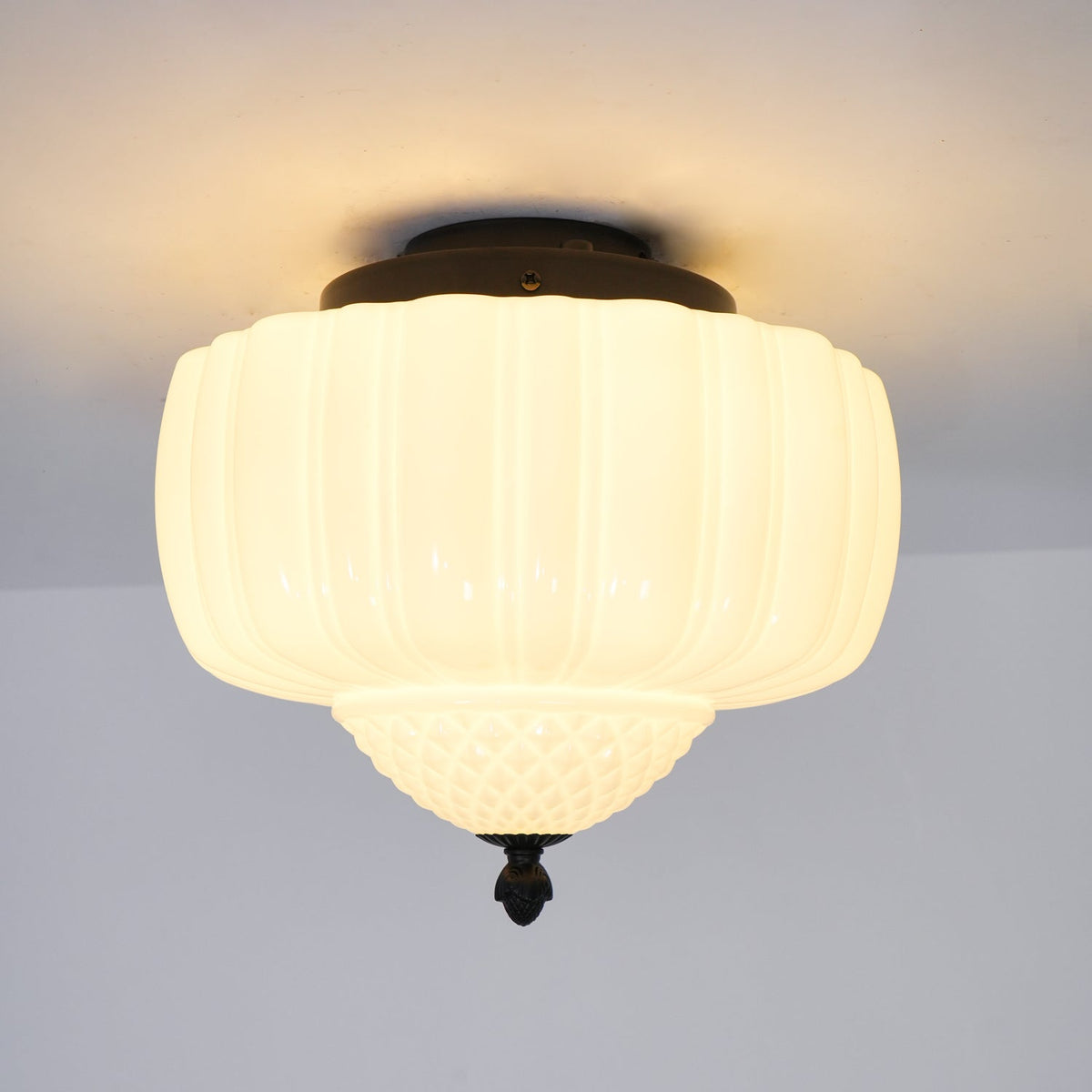 Candeeiro de teto Aveny com cúpula canelada em vidro opalino, vintage