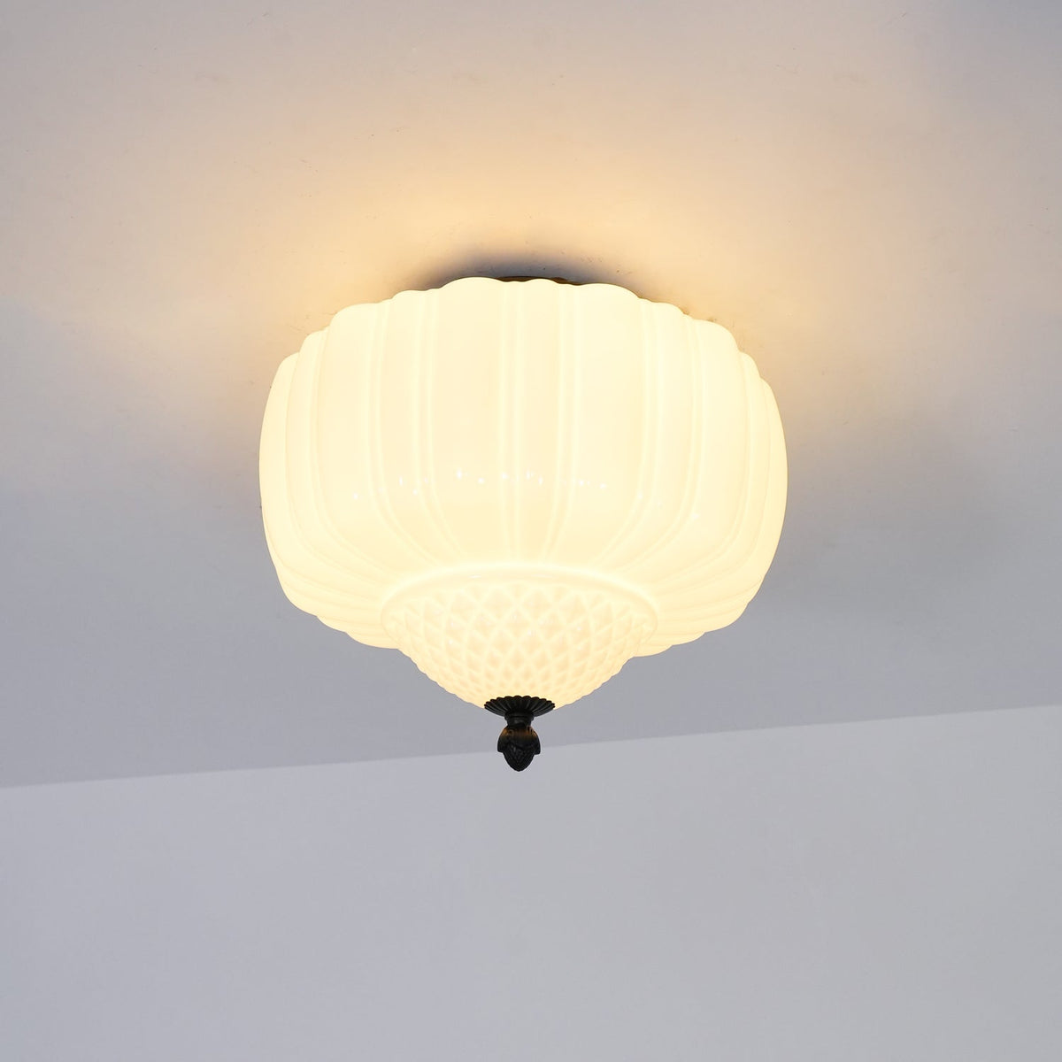 Candeeiro de teto Aveny com cúpula canelada em vidro opalino, vintage