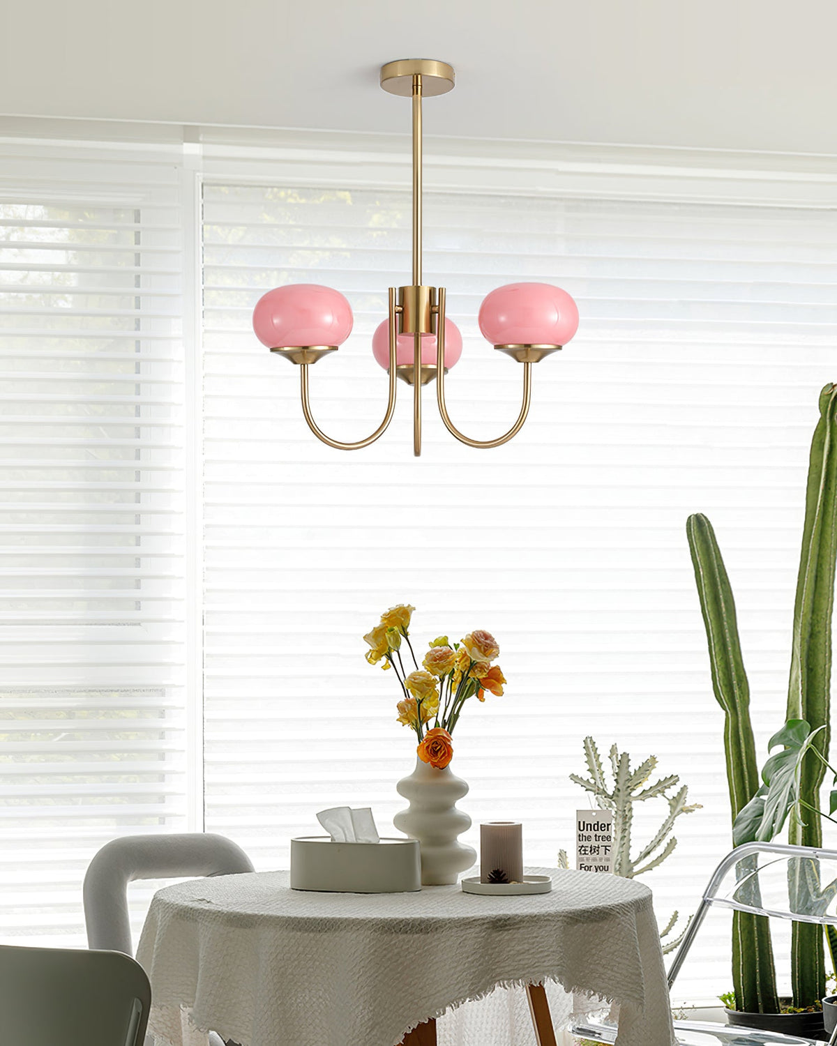 Candelabro Velenian com globo de vidro cor-de-rosa e dourado