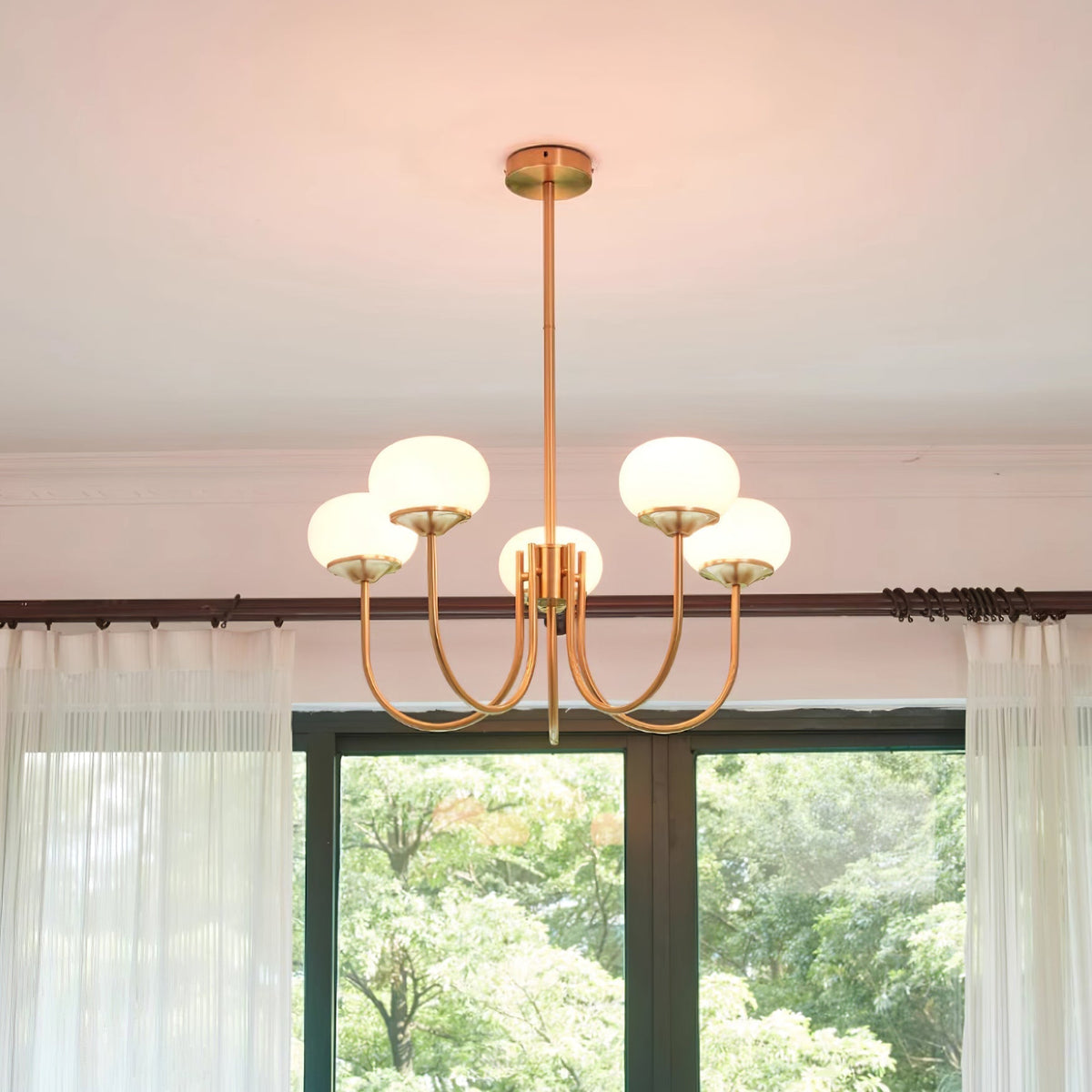 Candelabro Velenian com globo de vidro cor-de-rosa e dourado