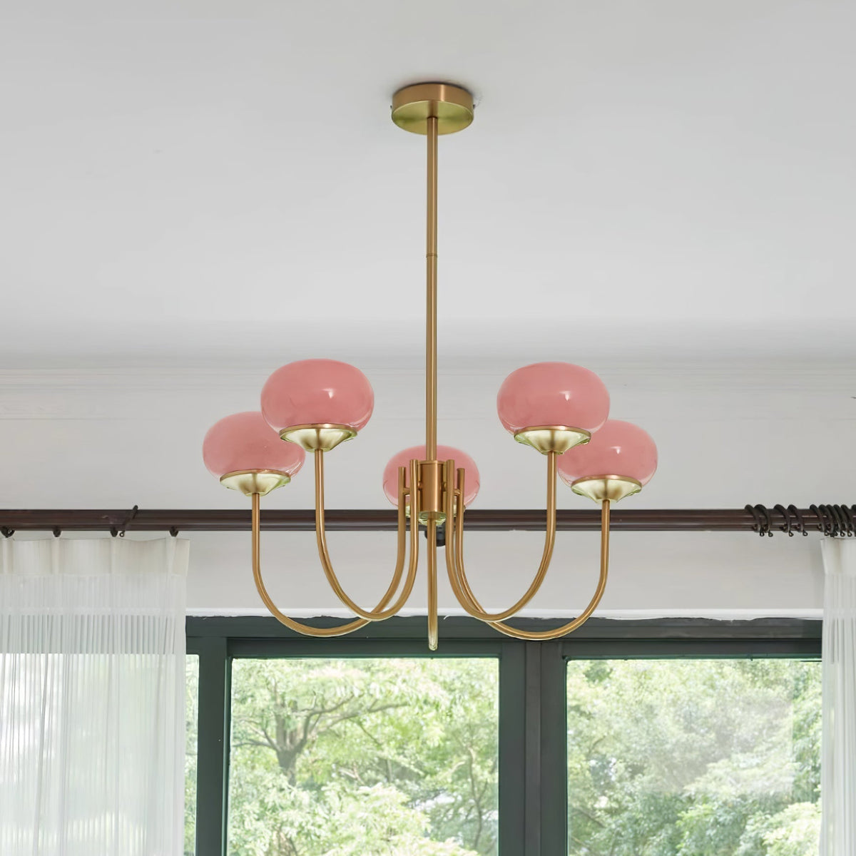 Candelabro Velenian com globo de vidro cor-de-rosa e dourado