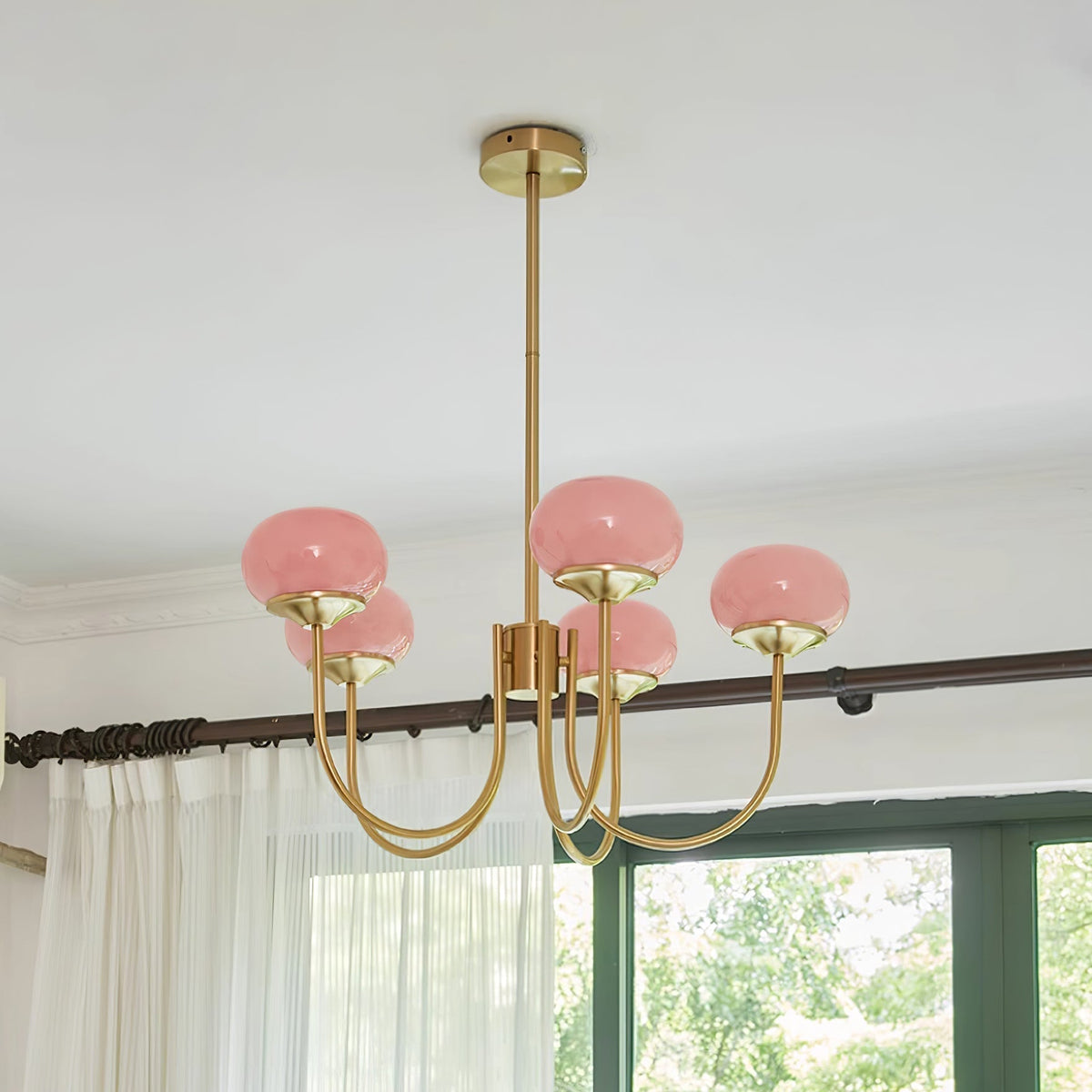 Candelabro Velenian com globo de vidro cor-de-rosa e dourado