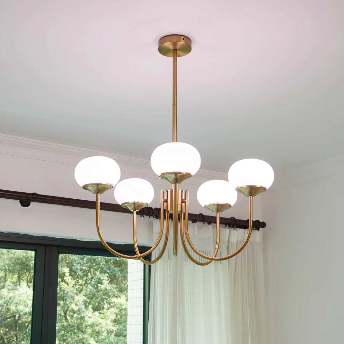 Candelabro Velenian com globo de vidro cor-de-rosa e dourado