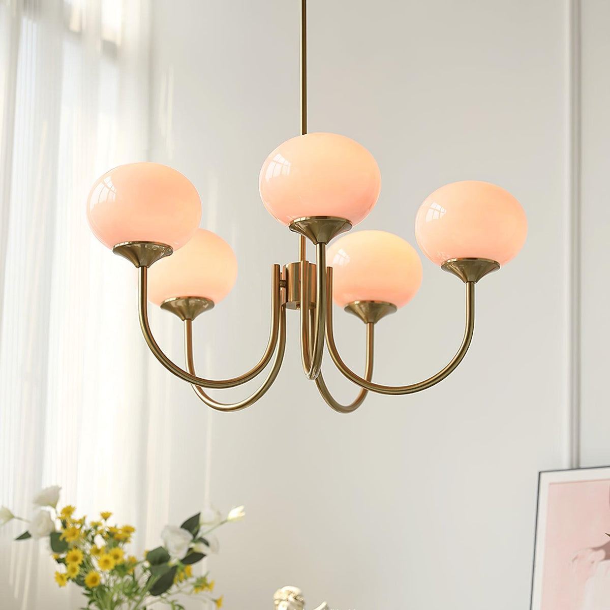 Candelabro Velenian com globo de vidro cor-de-rosa e dourado