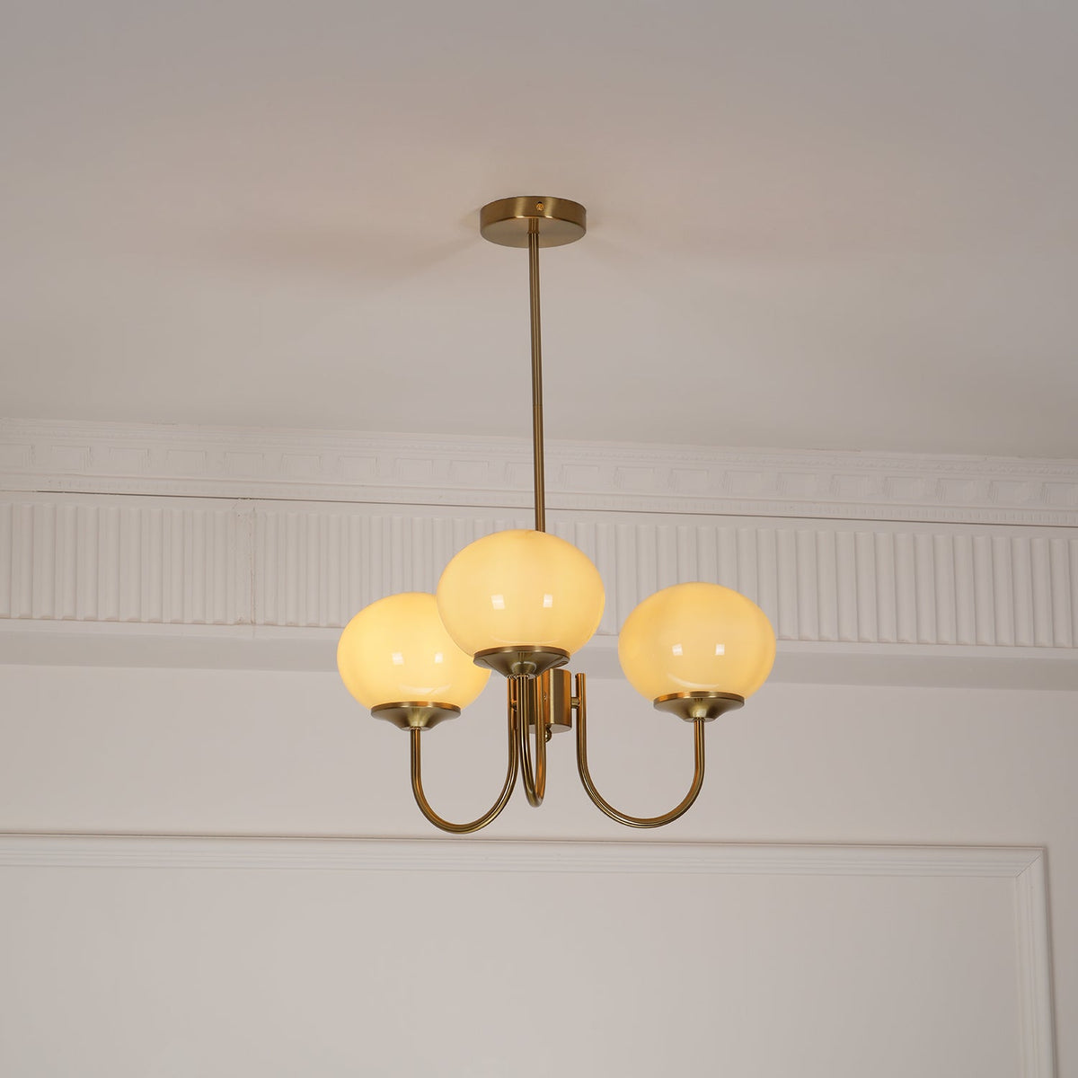 Candelabro Velenian com globo de vidro cor-de-rosa e dourado