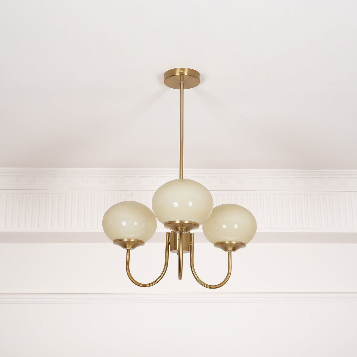 Candelabro Velenian com globo de vidro cor-de-rosa e dourado