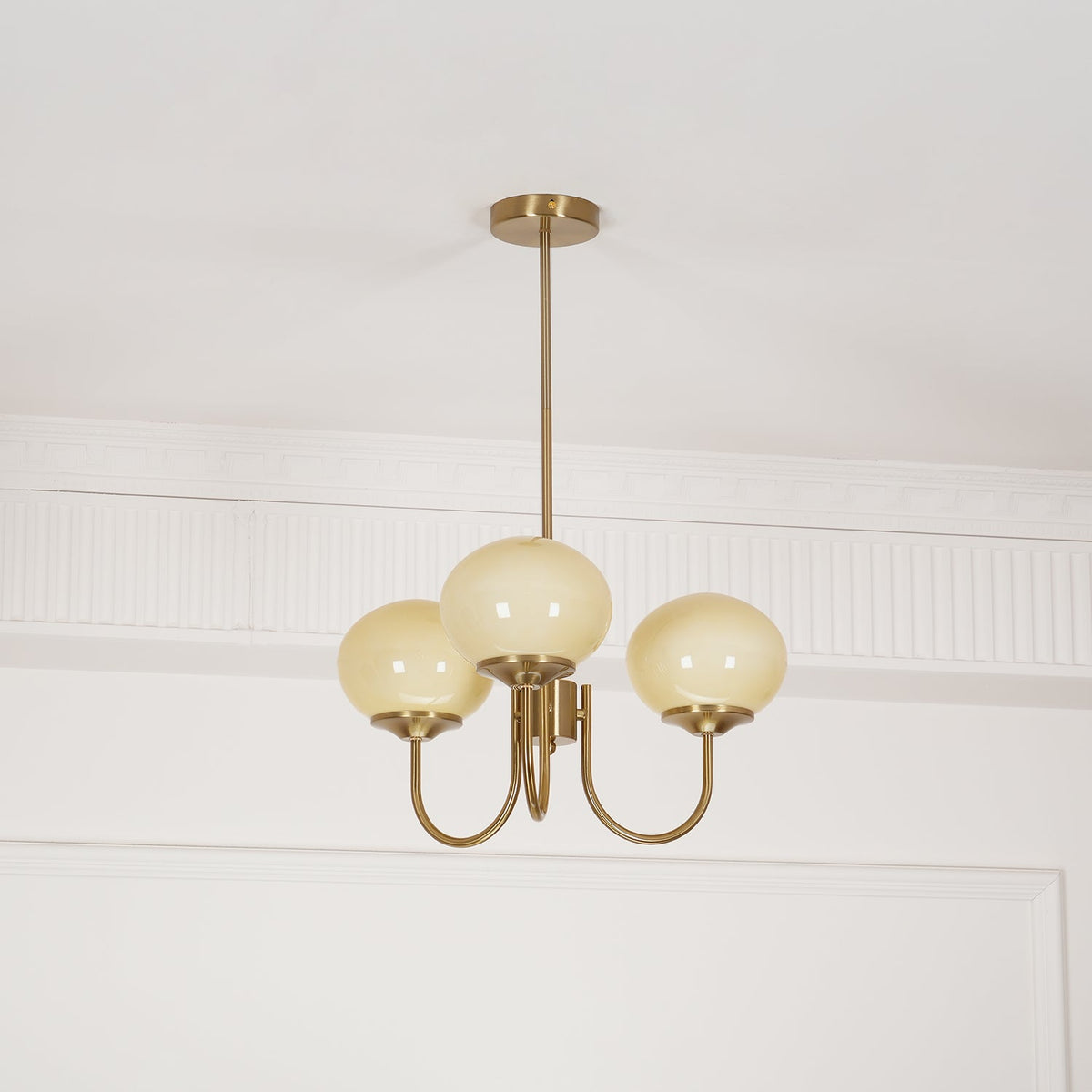 Candelabro Velenian com globo de vidro cor-de-rosa e dourado