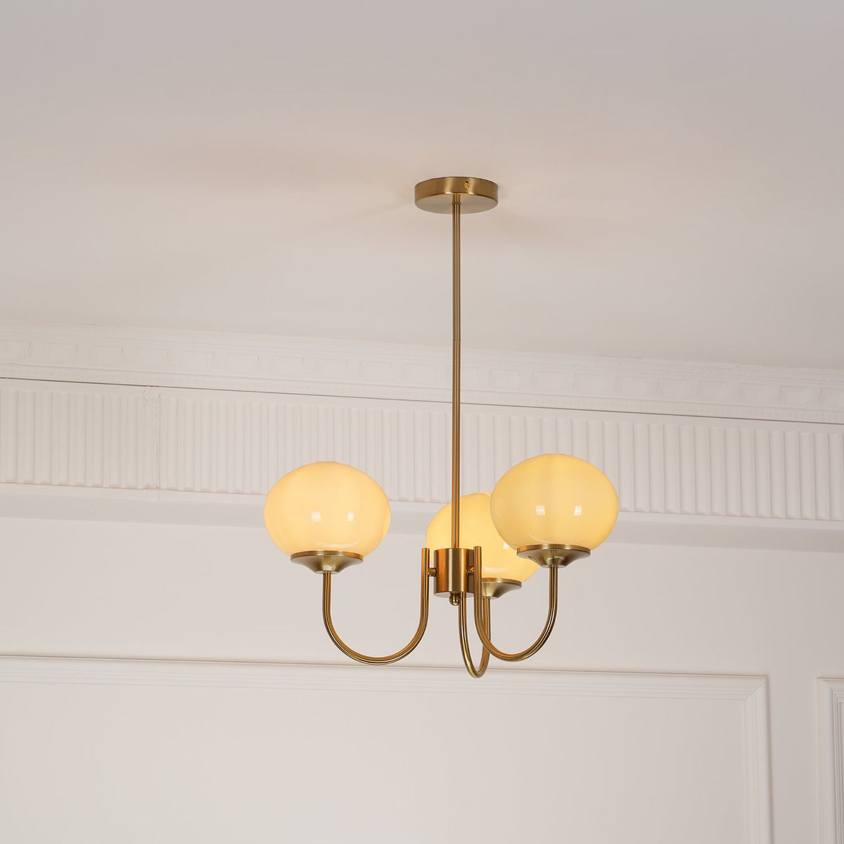Candelabro Velenian com globo de vidro cor-de-rosa e dourado