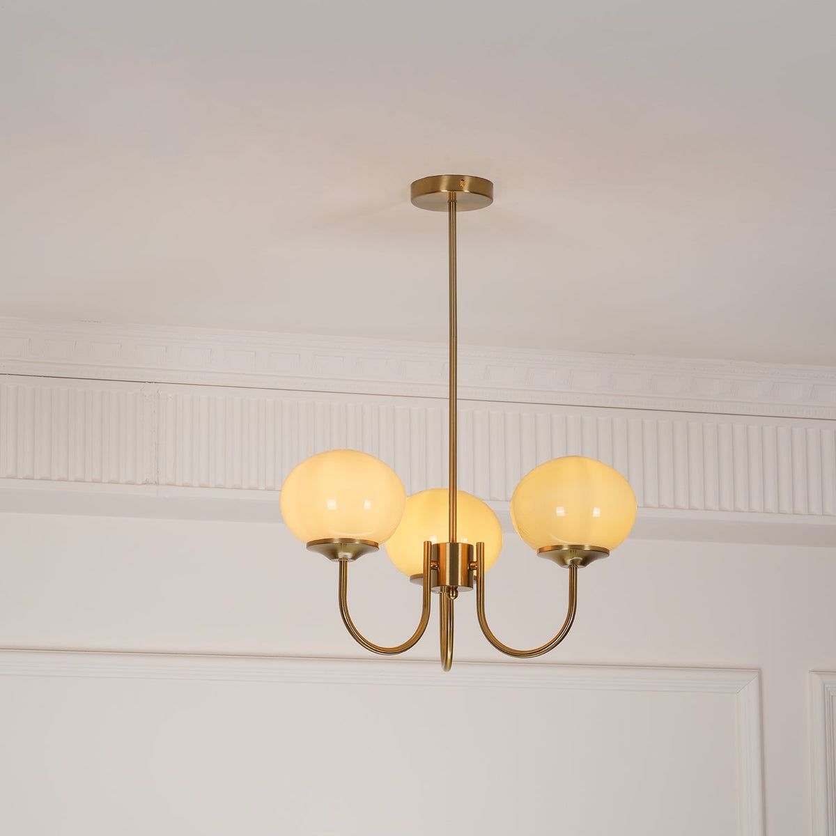 Candelabro Velenian com globo de vidro cor-de-rosa e dourado