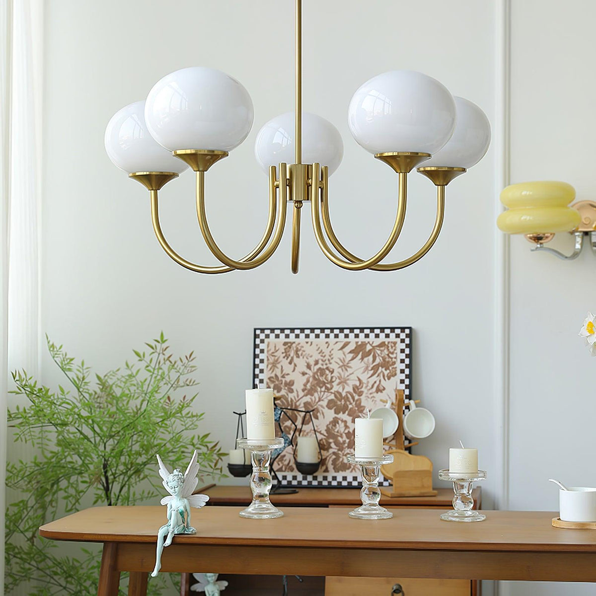 Candelabro Velenian com globo de vidro cor-de-rosa e dourado